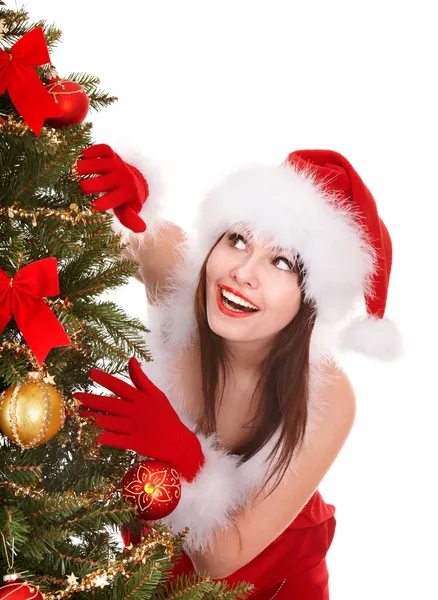 Mädchen mit Weihnachtsmütze am Weihnachtsbaum. — Stockfoto