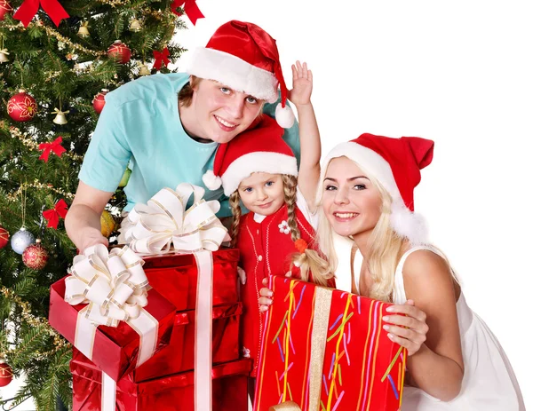 Šťastná rodina v santa hat drží krabičky. — Stock fotografie