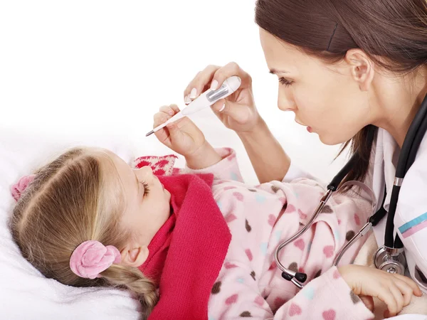 Lekarz wziąć dziecko temperatury — Zdjęcie stockowe