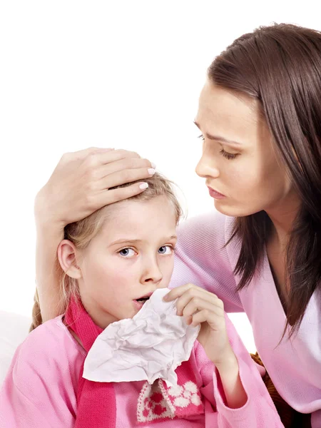Sjukt barn med näsduk i sängen. — Stockfoto