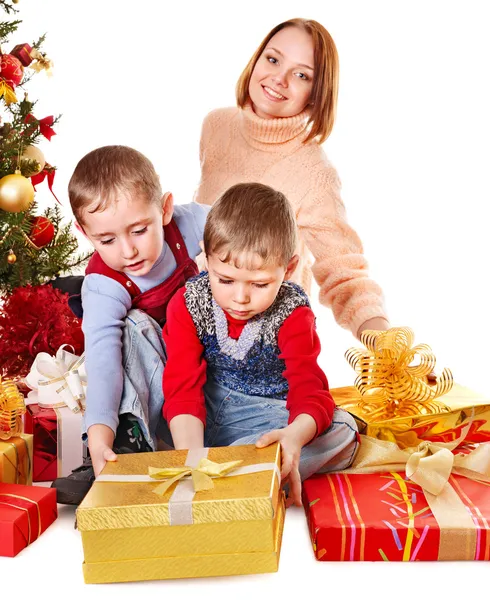 Familie mit Weihnachts-Geschenk-Box. lizenzfreie Stockfotos