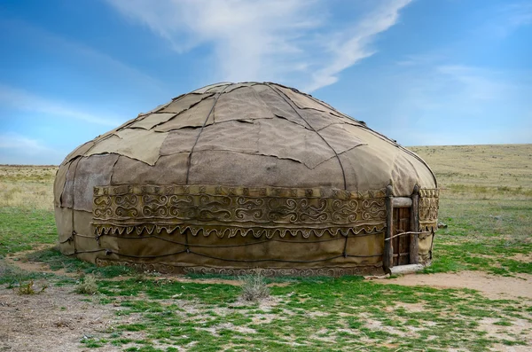 Yurt in veld — Stockfoto