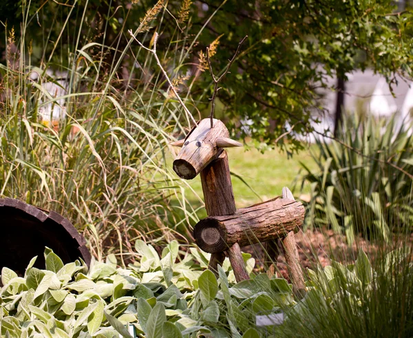 素朴な馬や庭にクワガタ — ストック写真