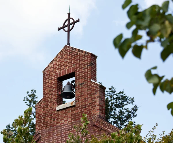 Cihla zvonek věž kostela — Stock fotografie