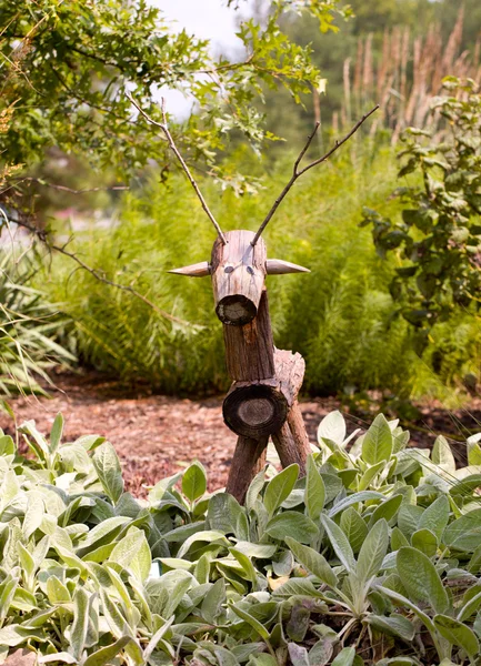 Caballo rústico o ciervo en el jardín — Foto de Stock