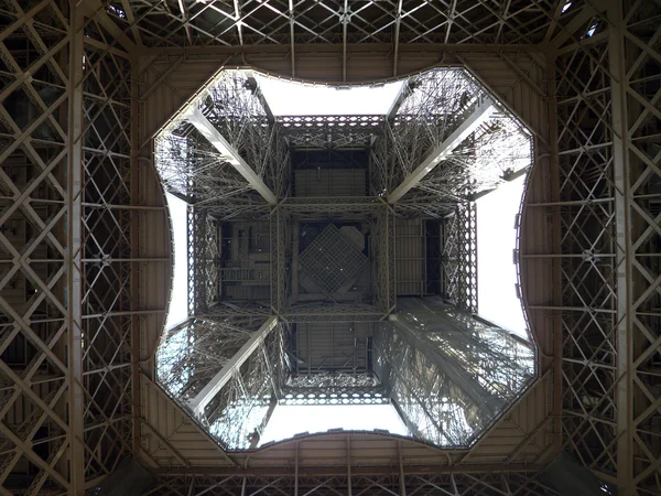 Перегляд всередині Ейфелева вежа — стокове фото