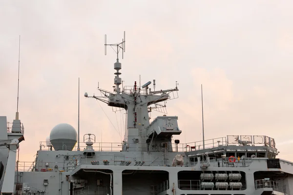 Zonsondergang achter Koninklijke Marine oorlogsschip — Stockfoto