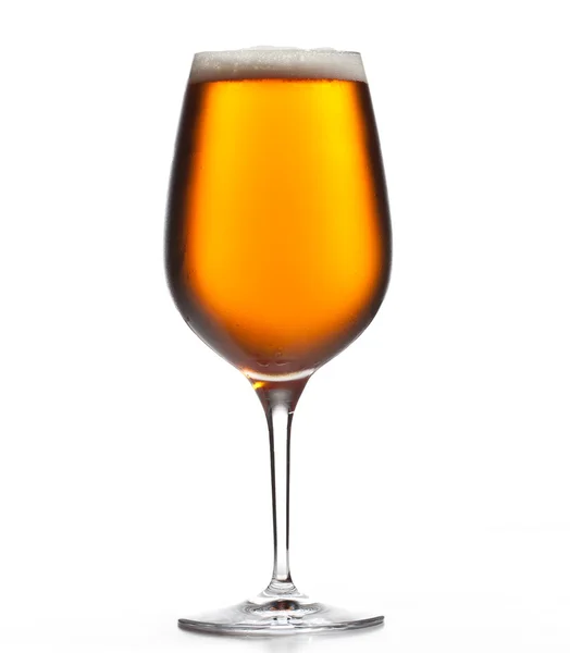 Охлажденный большой бокал пива — стоковое фото