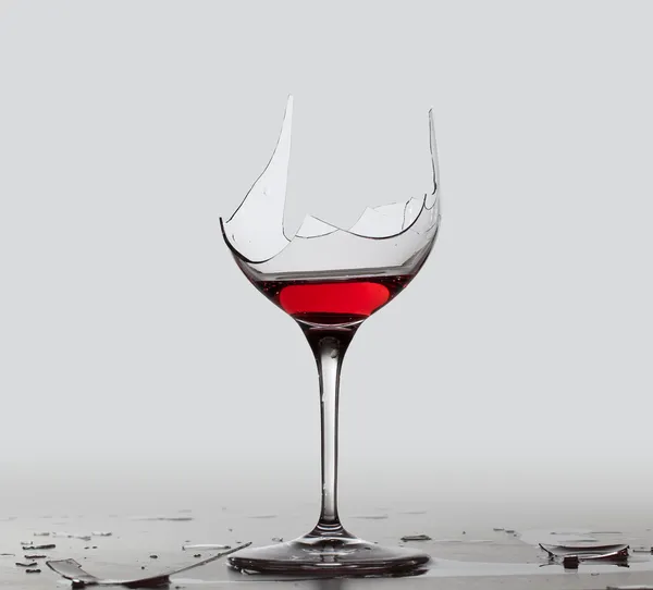 Демон пьет красное вино в стакане — стоковое фото