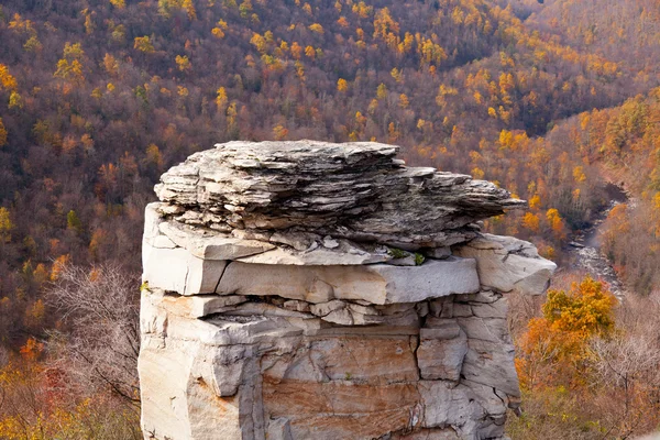 Steile rotsen in de herfst — Stockfoto