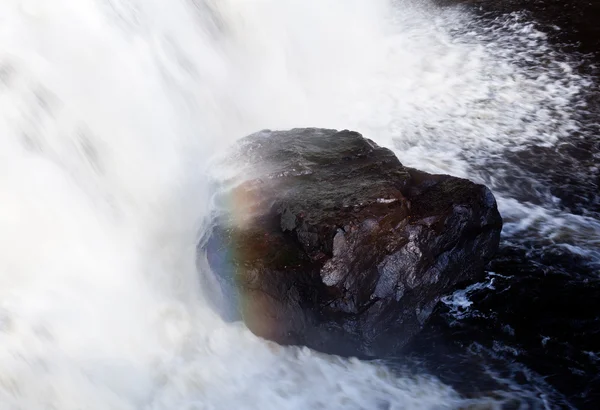 Regenbogen über Felsen im Wasserfall — Stockfoto