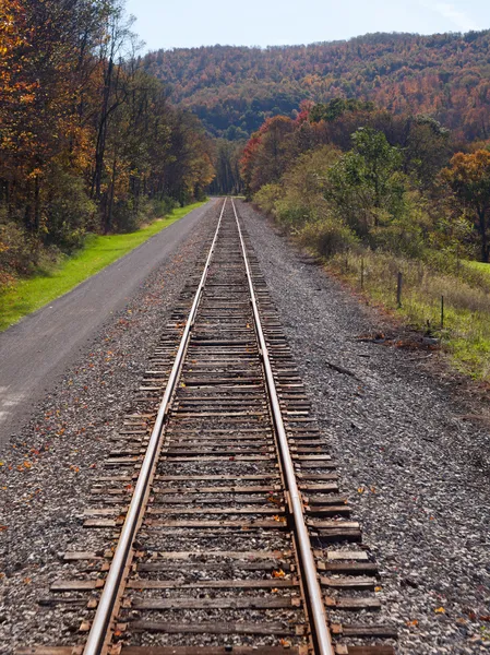 Železniční trať ustoupit do vzdálenosti — Stock fotografie