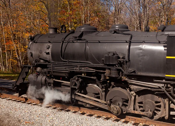 Poteri del treno a vapore lungo la ferrovia — Foto Stock