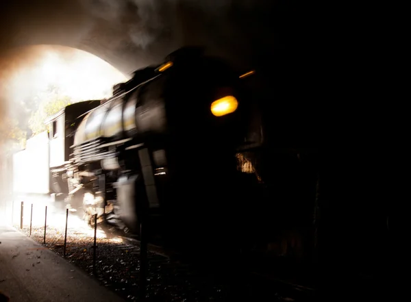 Buharlı lokomotif tünele girer — Stok fotoğraf