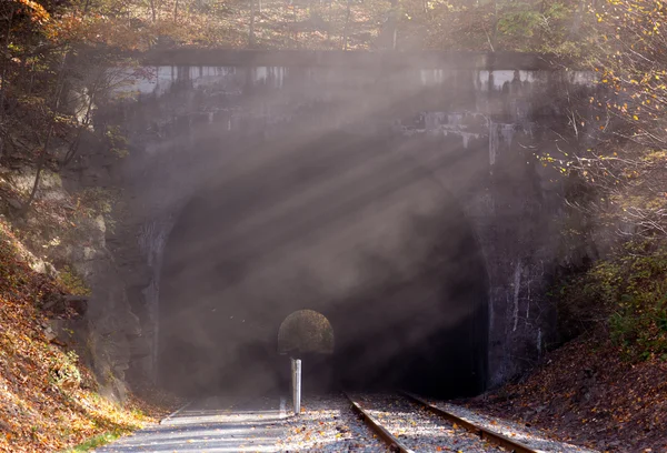 Fumaça após trem deixou túnel — Fotografia de Stock