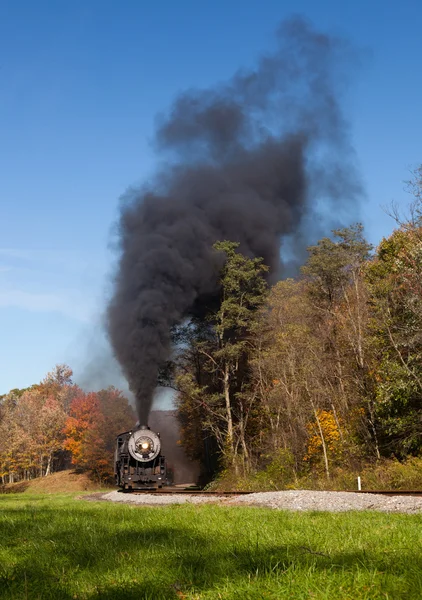 Gőz vonat hatáskörök vasút mentén — Stock Fotó