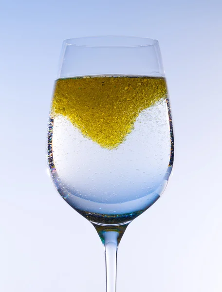 Olivolja som rörs i glas vin — Stockfoto