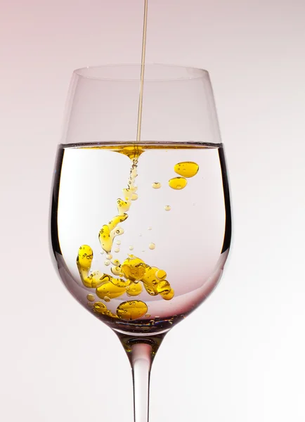 Oliwa z oliwek jest wlewa kieliszek do wina — Zdjęcie stockowe