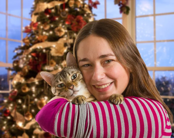 Bengalski Kot na ramieniu dziewczyny — Zdjęcie stockowe
