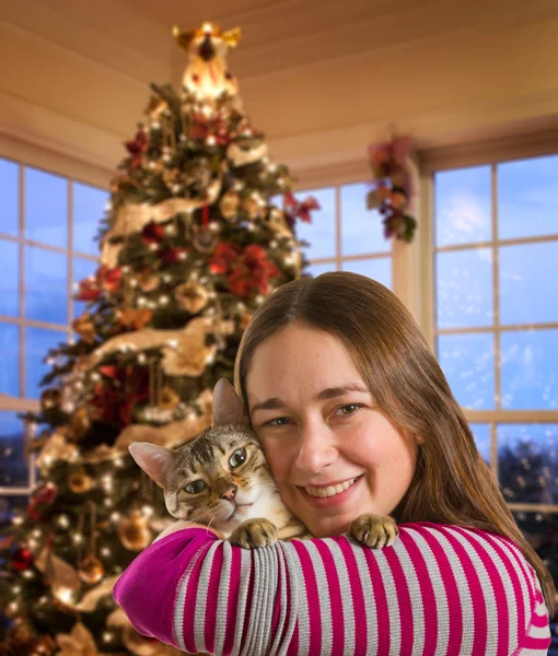 Bengala gato no braço meninas — Fotografia de Stock
