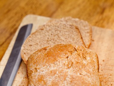 rebanadas de pan de trigo y mermelada