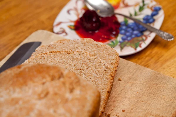 Plátky celozrnného chleba a džem — Stock fotografie