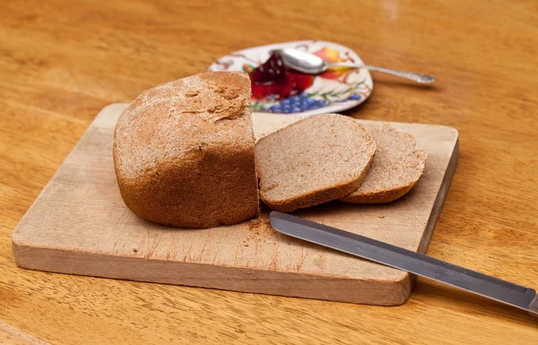 Pão de trigo em fatias e compota — Fotografia de Stock