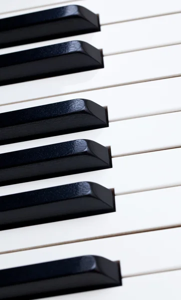 Закрыть клавиши фортепиано — стоковое фото