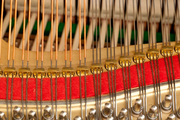 Фортепианные струны в макросах — стоковое фото