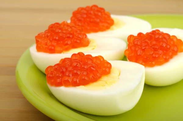 Caviar vermelho em ovo de galinha — Fotografia de Stock