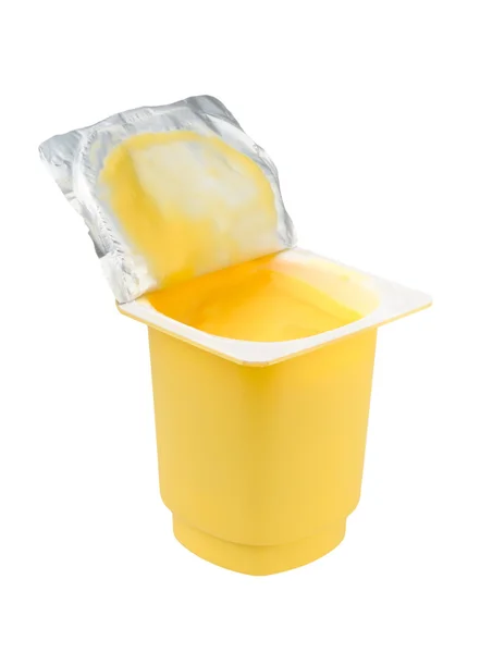 Yogurt de vainilla en una taza de plástico amarillo — Foto de Stock