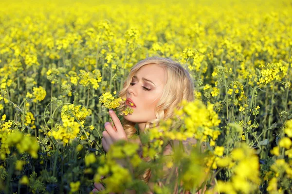 Mladá pěkná žena odejít a ohlédnutí. — Stock fotografie