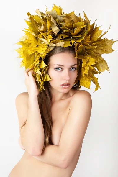 Une fille avec une couronne de feuilles d'automne sur la tête . — Photo
