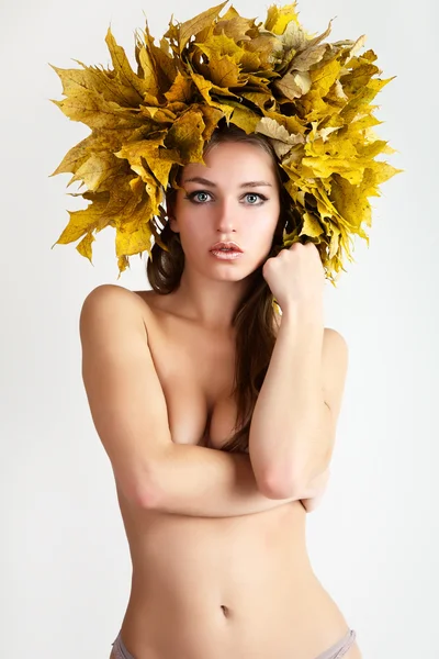 A girl with a wreath of autumn leaves on the head. — Stock Photo, Image
