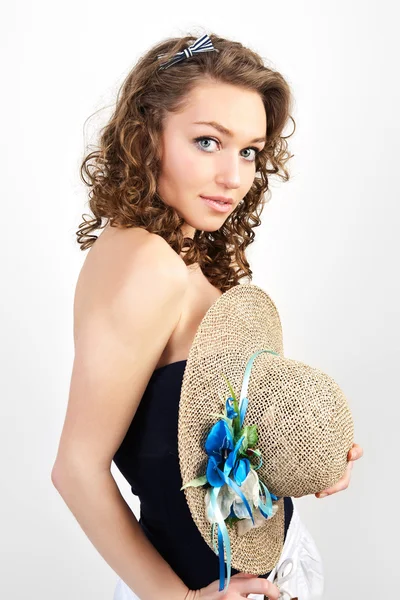 Jeune femme avec chapeau de paille. — Photo