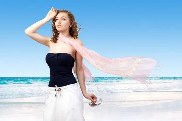 年轻漂亮的女性在附近海的粉红色披肩. — 图库照片