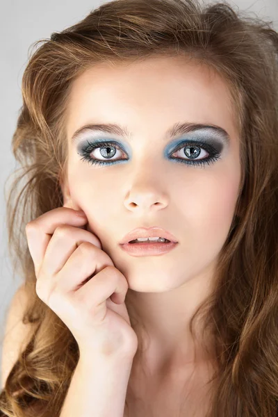 Beautiful young woman in beauty. — Stock Photo, Image