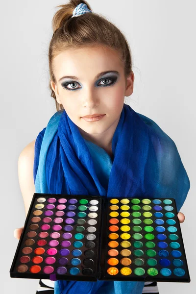 Stockfoto: portret van mooie vrouw met make-up palet. — Stockfoto