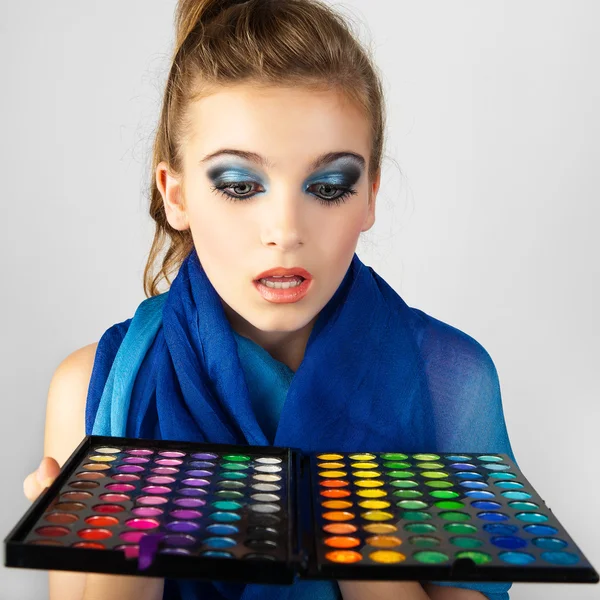 Stockfoto: portret van mooie vrouw met make-up palet. — Stockfoto