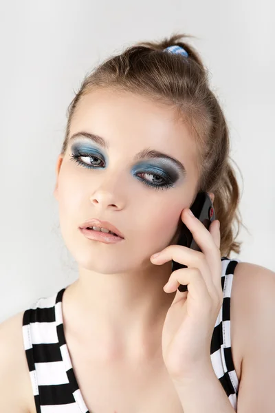 携帯電話で話しているかわいい若い女の子のクローズ アップの肖像画. — ストック写真