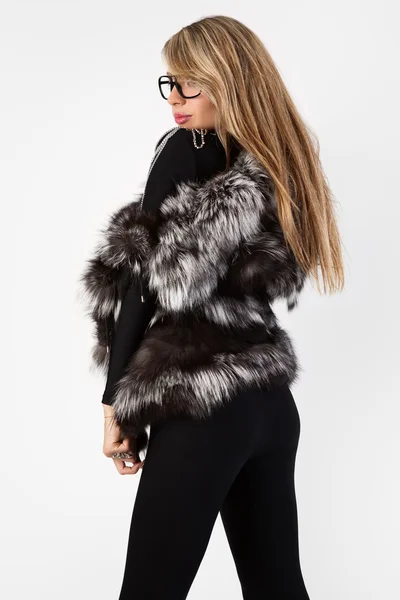 A woman in dark glasses and a fur coat. — Stock Photo, Image