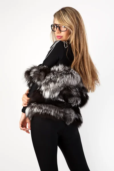 Une femme aux lunettes noires et un manteau de fourrure . — Photo