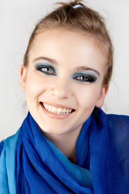 güzel bir kadın mavi renk eşarp ile.