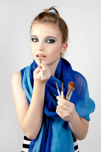 Mulher com pincéis de maquiagem — Fotografia de Stock