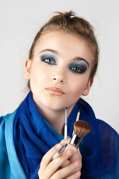 Kvinna med make-up penslar — Stockfoto