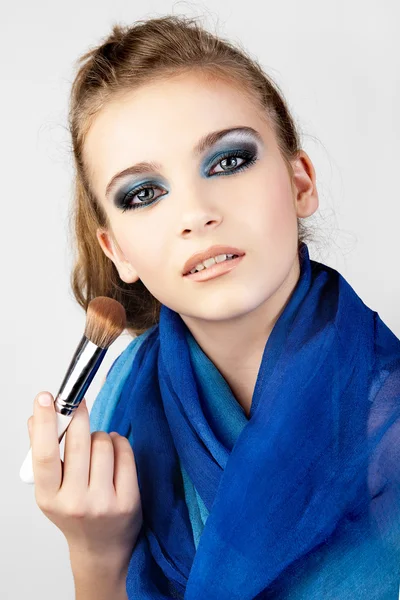 Vrouw met make-up borstels — Stockfoto