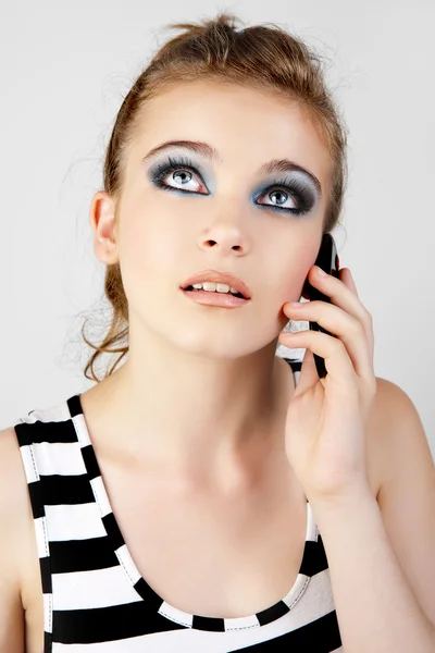 휴대 전화에 대 한 얘기는 귀여운 젊은 여자의 근접 촬영 초상화. — 스톡 사진