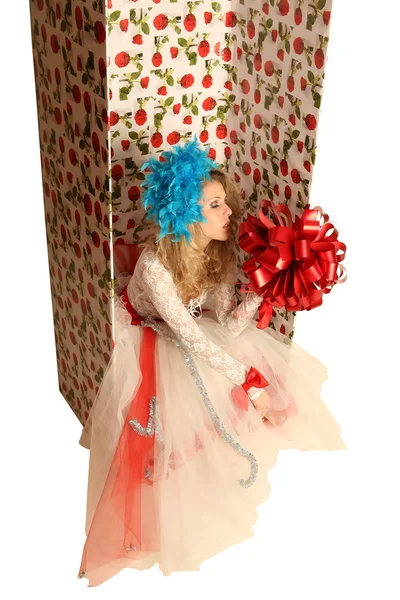 La muñeca en una caja de regalo . — Foto de Stock