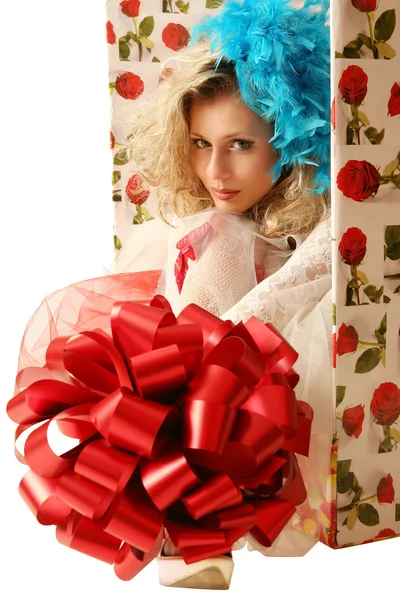 De pop in een doos van de gift. — Stockfoto