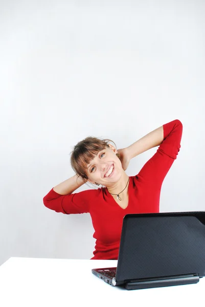 Junge Frau sitzt am Schreibtisch — Stockfoto